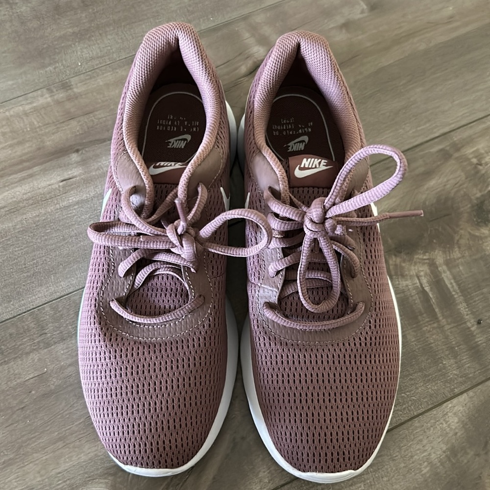 Size 7.5 Nike Women’s Tanjun - Picture 4 of 7